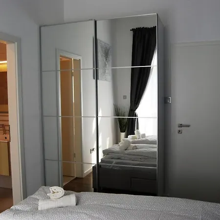Luxurious With Balconies In Downtown Bp דירה בודפשט